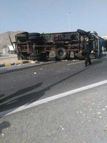 إصابة 5 أشخاص بينهم ضابط إثر اصطدام سيارة ترحيلات بالرصيف أعلى الطريق الدائري