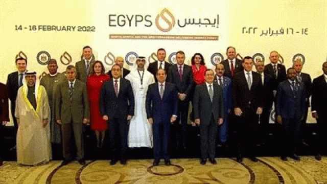 الرئيس يلتقط صورة تذكارية مع المشاركين بمعرض مصر الدولي للبترول