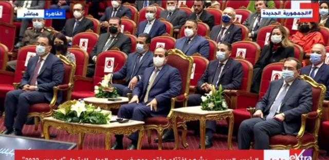 السيسي يشاهد فيلمًا تسجيليًا عن إنجازات قطاع البترول