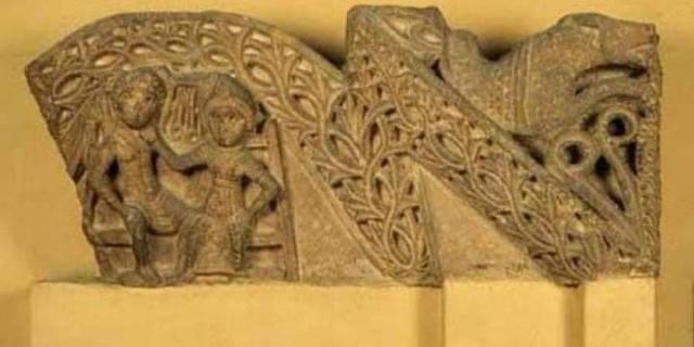 قطعة من الحجر تصور أسطورة من أساطير الحب