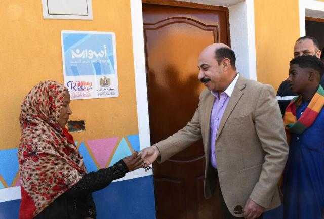 وسط فرحة وزغاريد أصحابها.. محافظ أسوان يُسلم 20 منزلًا لمتضرري السيول