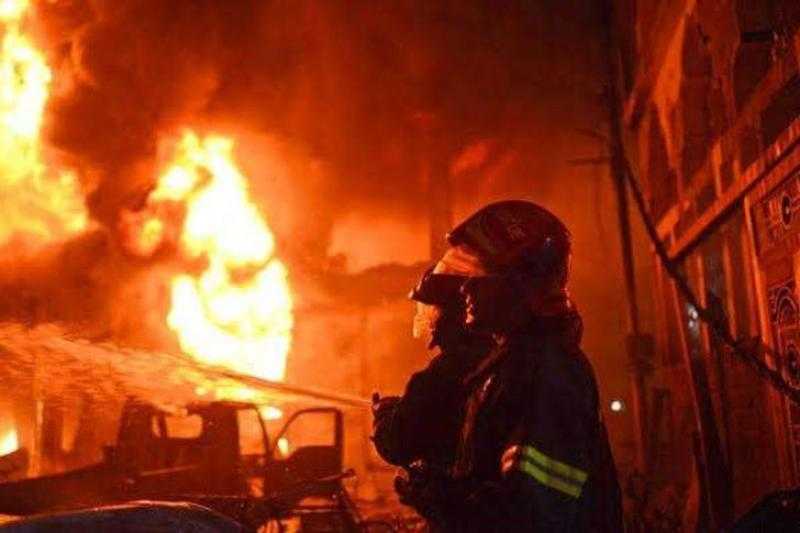 اندلاع حريق هائل داخل مصنع بمدينة السلام