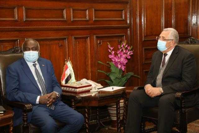 وزير الزراعة يبحث مع وزير المالية السوداني التعاون في عدد من المجالات