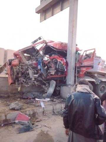 الاستعانة بالدفاع المدني لاستخراج شخص محاصر في حادث الطريق الأوسطي