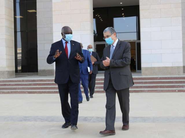 وزير الكهرباء مع وزير المالية والاقتصاد السوداني