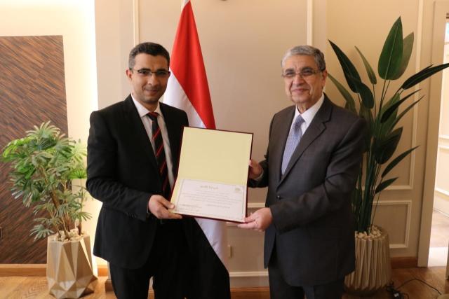 وزير الكهرباء يتقدم بشهادة تقديرية لأحد المهندسين الأكفاء بالوزارة