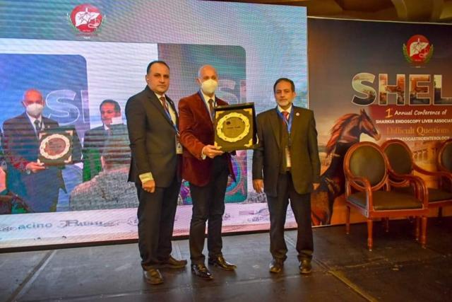 رابطة أطباء الكبد والجهاز الهضمي تكرم وكيل صحة الشرقية