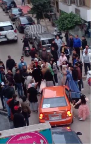 بالبدلة والفستان.. عريس يسحل عروسته وسط الشارع بالإسماعيلية| صورة