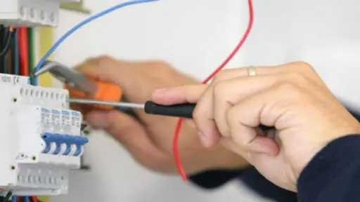 من بينها التلاعب وسرقة التيار.. تعرف على حالات السحب الفوري لـ عداد الكهرباء