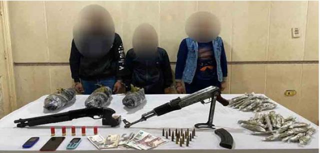 ضبط مواد مخدرة وأسلحة نارية وذخائرة بحوزة 3 متهمين بالشرقية