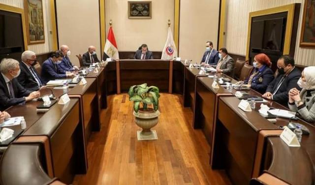 الدكتور خالد عبدالغفار أثناء الاجتماع 