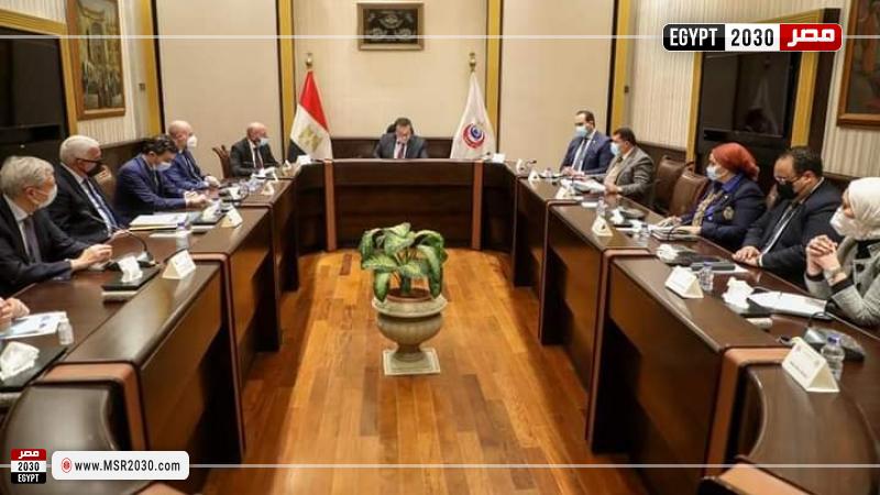الدكتور خالد عبدالغفار أثناء الاجتماع