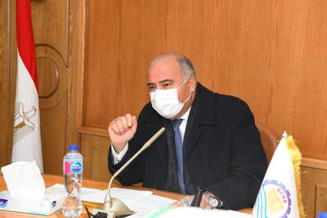 محافظ قنا