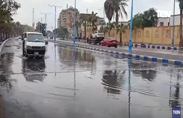 مياه الأمطار تغرق شوارع محافظة السويس- فيديو