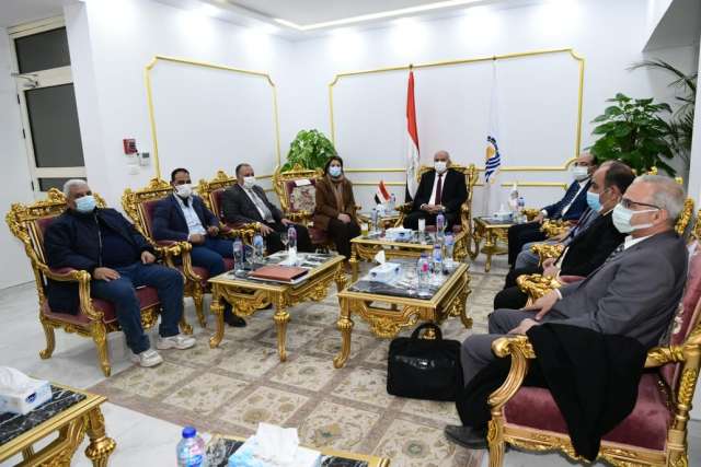  محافظ قنا  ووفد وزارة التخطيط والتنمية الاقتصادية