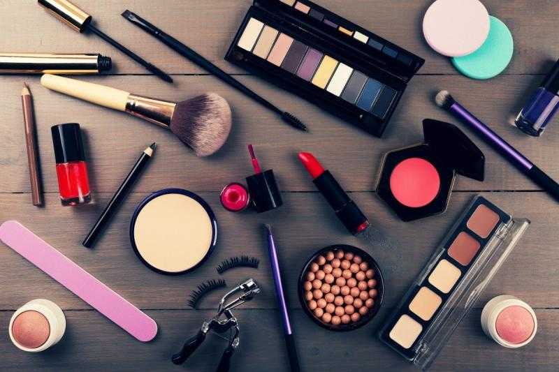 ما حكم العمل بأنشطة مستحضرات التجميل؟.. «الإفتاء» ترد