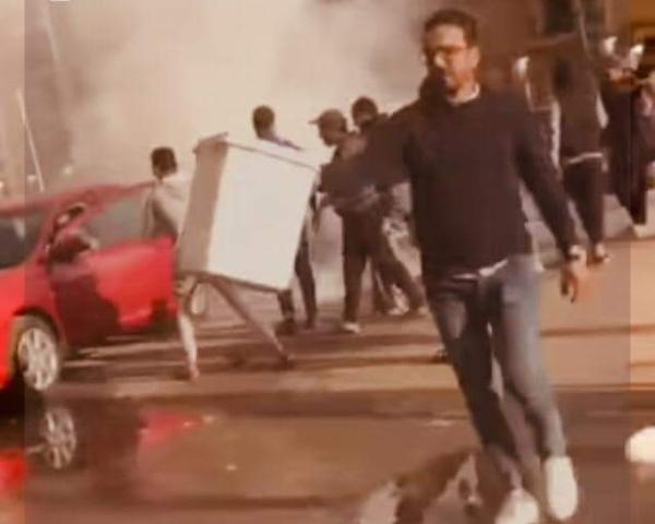 شباب  أخمدوا نيران سيارة أجرة