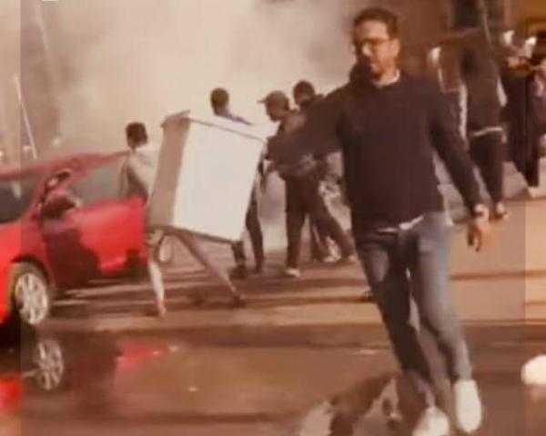 شهامة أهالي الإسماعيلية.. أخمدوا نيران سيارة مشتعلة بالرمال والمياه
