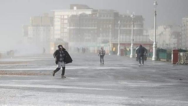 «الأعنف منذ 30 عامًا».. العاصفة «يونيس» تجتاح أوروبا - فيديو