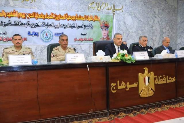 محافظ سوهاج ومدير «المحاربين القدماء» يكرمان أسر الشهداء ومصابي العمليات الحربية