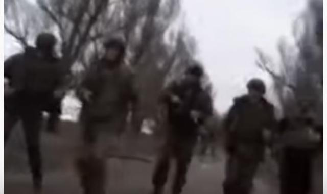 شاهد.. لحظة هروب جنود ومسئولين أوكرانيين من قصف شرقي البلاد