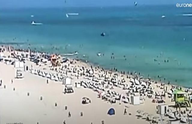 مشهد مرعب.. سقوط طائرة على شاطئ مزدحم بالمواطنين- فيديو