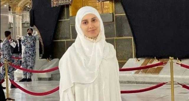 بالصورة.. ياسمين رئيس تؤدي مناسك العمرة