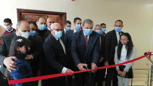 شاهد.. عميد تربية رياضية يمارس الكاراتيه مع طلاب «قادرون باختلاف»