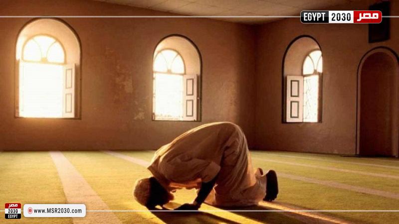مسلم يصلي في مسجد