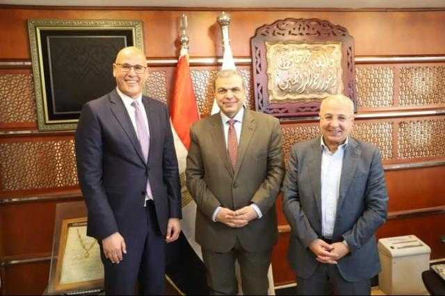 سعفان يشهد مراسم توقيع اتفاقية عمل جماعية لـ 4000 عامل بإحدى الشركات