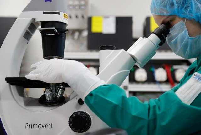 هل يشهد العالم ظهور متحور جديد لكورونا قريبًا؟.. أستاذ أوبئة يوضح