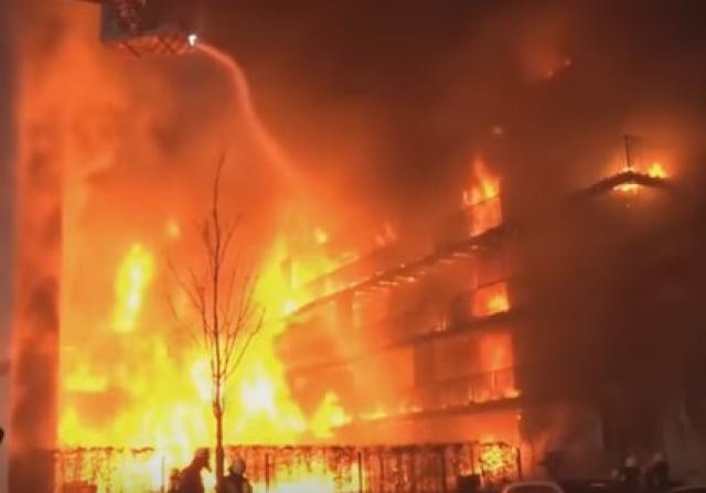 شاهد..  حريق هائل يلتهم مبنى سكني في ألمانيا