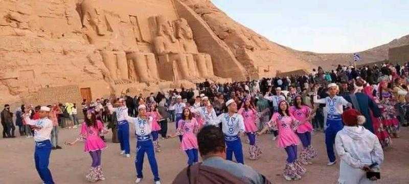 الشمس تتعامد على وجه تمثال الملك رمسيس الثانى في أبو سمبل