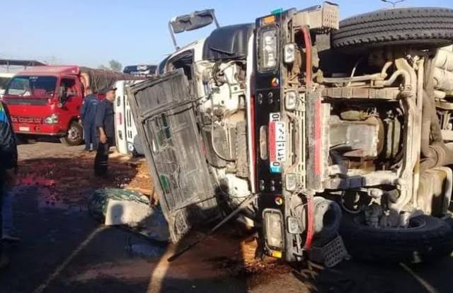 إصابة سائق إثر انقلاب مقطورة بها 42 طن صودا كاوية بسوهاج