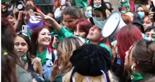 إلغاء تجريم الإجهاض في كولومبيا.. شاهد رد فعل المواطنين