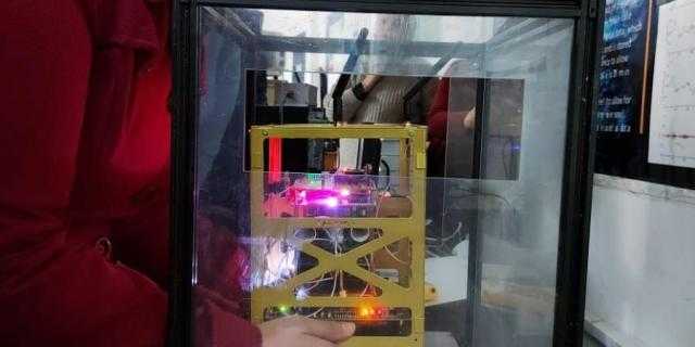 شاهد| «لمعرفة أساسيات الفضاء».. تفاصيل إعداد 100 قمر صناعي للمدارس