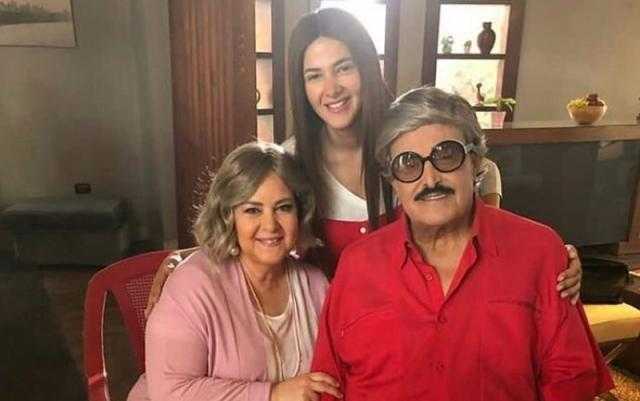 «جوة قلبي».. دنيا سمير غانم تزين رقبتها بسلسلة لوالديها