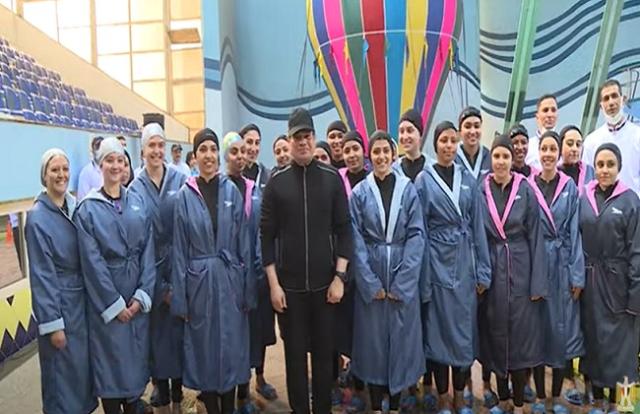 السيسي يوجه التحية لطالبات الكلية الحربية - فيديو