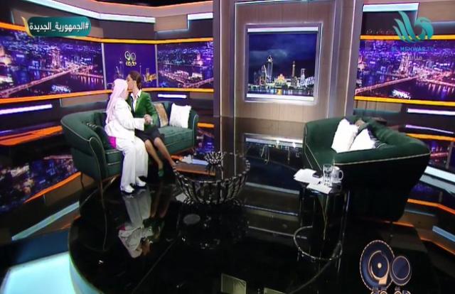 بسمة وهبة تقبل رأس مديحة حمدي على الهواء- فيديو