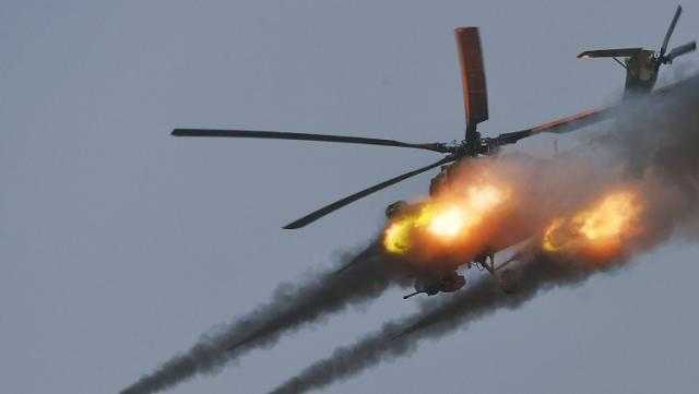 لحظة هجوم مروحية روسية على مطار «هوستوميل» قرب العاصمة الأوكرانية - فيديو