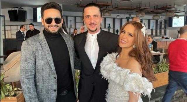 حماده هلال يهنئ دنيا عبد العزيز بعقد قرانها.. صور