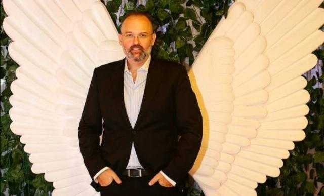 حكايات وأسرار يكشفها محمد محمود عبد العزيز في «الراديو بيضحك».. اليوم