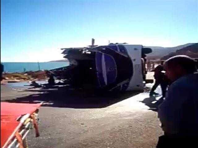 إصابة 19 شخص في حادث تصادم أتوبيس بسيارة نقل بطريق السخنة