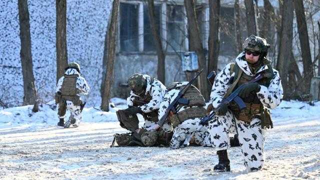 وزير الدفاع الأوكراني يدعو المواطنين لحمل السلاح للدفاع عن كييف