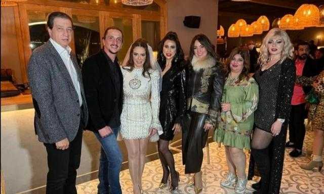 «ربنا يسعدكم» نرمين الفقي تهنئ دنيا عبد العزيز على زفافها