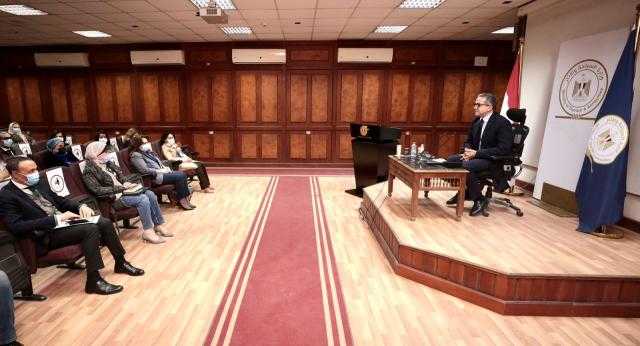 العناني يلتقي بموظفي السياحة حملة ماجستير إدارة الأعمال الحكومي