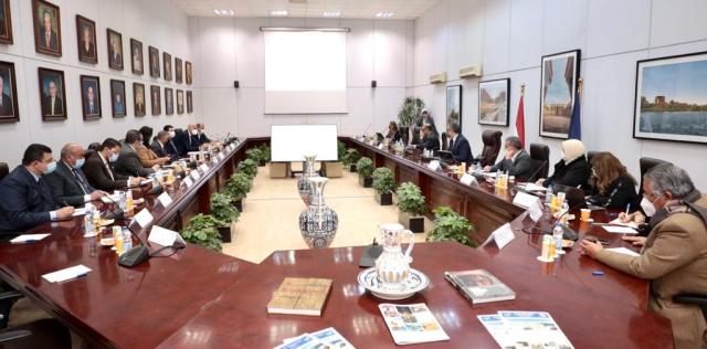 جانب من اجتمعا وزير السياحة لمناقشة تداعيات الأزمة الروسية الأوكرانية