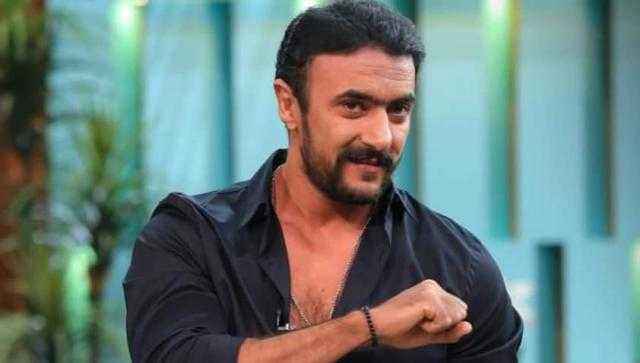 «بث مباشر».. رسام شاب يوثق لحظات رسم بورتريه لـ أحمد العوضي