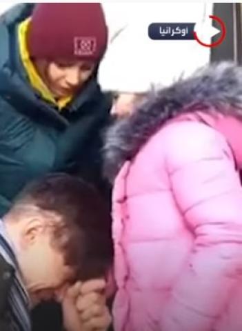 شاهد.. لحظات مؤثرة لأب أوكراني يودع ابنته قبل الذهاب للحرب