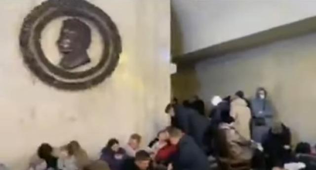 شاهد.. أوكرانيون يحتمون من الغزو الروسي داخل محطة مترو